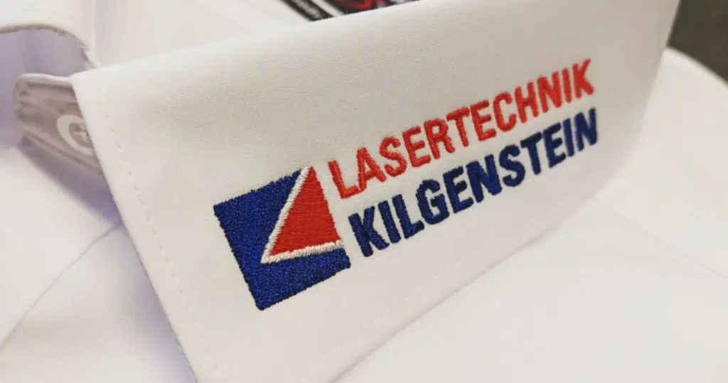 Neue Hemden und Blusen im Kilgenstein-Look 1 Hemdkragen mit Firmenlogo und Schriftzug Lasertechnik Kilgenstein