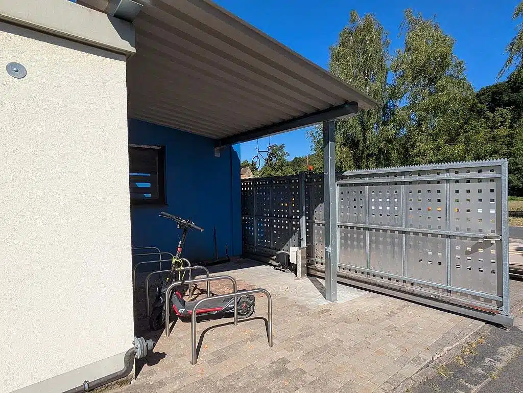 Neu geschaffener Fahrradstellplatz für Mitarbeiter Fahrräder