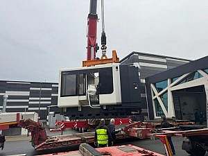 Start 12 DMC210 hängt am Kran