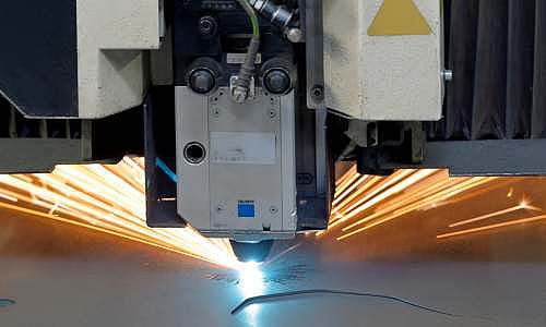 Laserschneidmaschine schneidet ein Blech