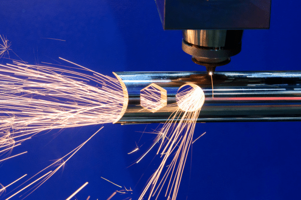 Rohrlaseranlage für präzises Laserschneiden von Rund-, Quadrat- und Rechteckrohren bis 6.000 mm Länge.